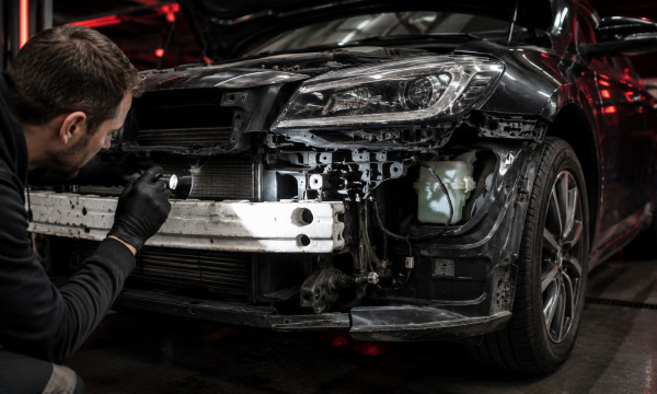 Auto po kolizji wygląda niegroźnie? Dlaczego warto sprawdzić ukryte uszkodzenia